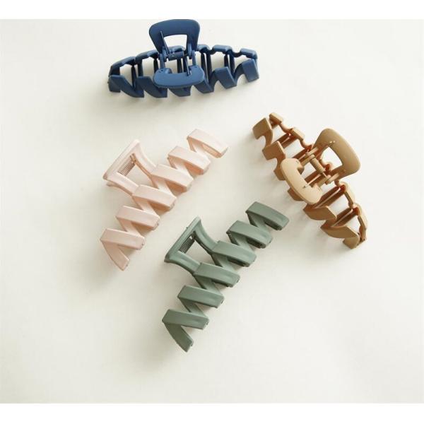 Large resin M spiral hair grip clip Korean temperament hairpin hair accessories shark clip headwear spot wholesale