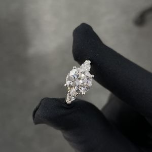 China Lab Grown Diamond Rings 3.01ct CVD White F VS2 Three-stone Style Round on sale