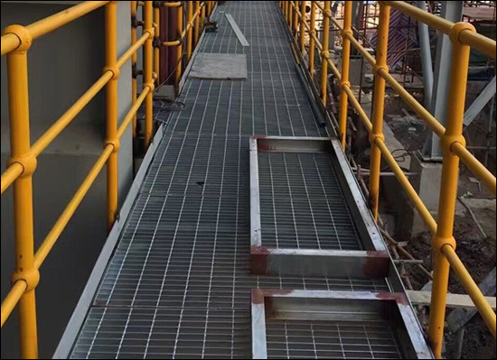 Swage-Locked Steel Bar Grating with High Strength-to-Weight Ratio for Minimum
