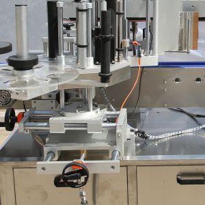 Self Adhensive Square Bottle Labeling Machine Imported Servo Motor Control