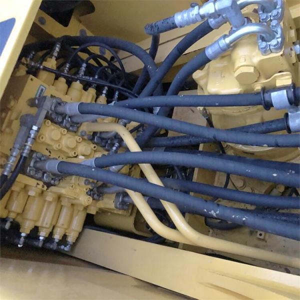 Shanghai Good Condition Komatsu PC220-8MO Excavator 22T with Original Hydraulic Valve