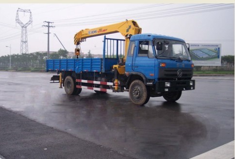 5 6 7 8 Tons Truck Mounted Crane With Max Speed 90 Km/H 4*2 Telescopic Boom Truck Mounted Crane