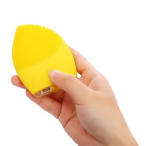 China Ipx5 Waterproof Silicone Facial Cleansing Brush Face Deep Cleanser 250mAh Battery on sale