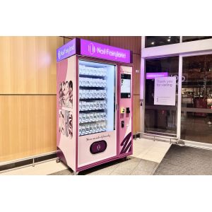 Large Capacity Eyelash Cosmetics Vending Machine Beauty With Advertising Screen