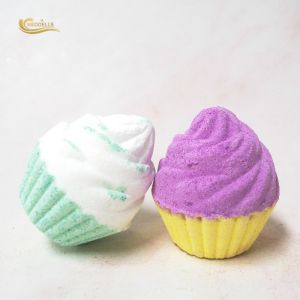 China Strawberry Flavor Vegan Cupcake Bath Bombs For Kids 60g-220g Eco Friendly on sale