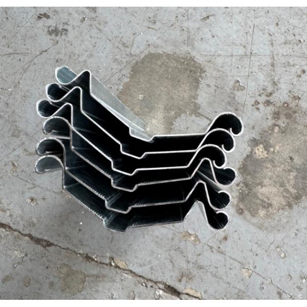 ISO Certificate 0.6-1.0mm Galvanized Steel Shutter Roll Forming Machine Tira Para Cortina Europea