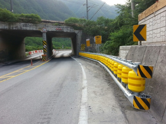 Roadway Traffic Rolling Type Safety Crash Barrier Eva Highway Safety Roller Guardrail
