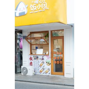 Cooking Station Folding Window Allowing Pass-Through Service to Outdoor Dining