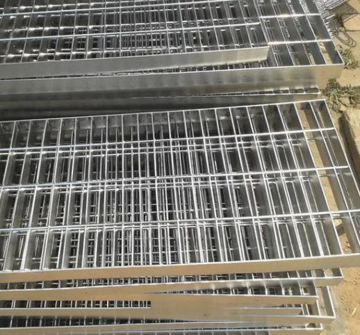 Removable Heavy Duty Steel Grating with 3/4" to 7" Depth and 40-50 Years Lifespan for Drainage