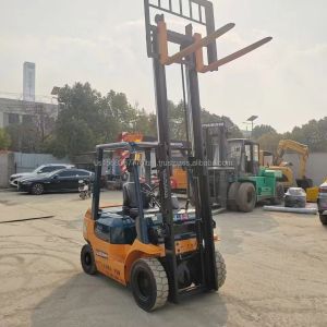 TOYOTA 7F30 Forklifts for Building Material Shops Great Efficiency Fork Length