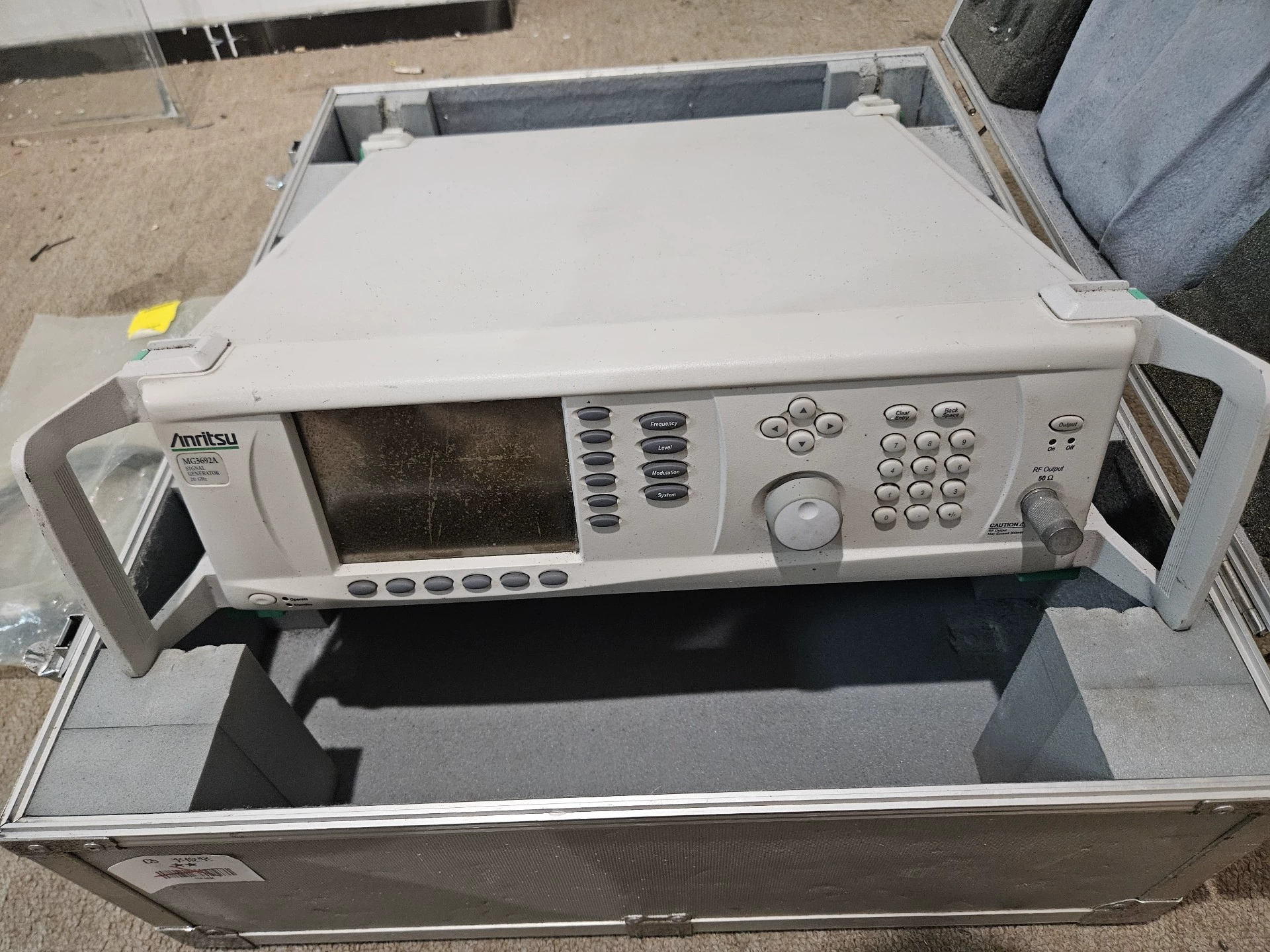 China Low Phase Noise RF Microwave Signal Generator Anritsu MG3692A 2–20 GHz on sale