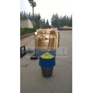 China 7 1/2 PDC Diamond Bit , Steel Drill Bits IADC S323 4 1/2”API REG PIN With 5 Blades on sale