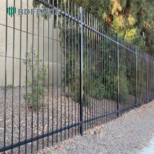 Front Yard Tubular Steel Fence Curb Enhancer