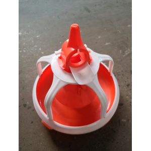 The five lattice feeding trays are for the roosters