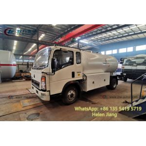 Sinotruk Howo 4x2 6 Wheeler 4T LPG Tanker Truck