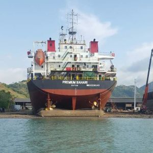 Customizable marine water up and down airbags to assist the ship's water up and