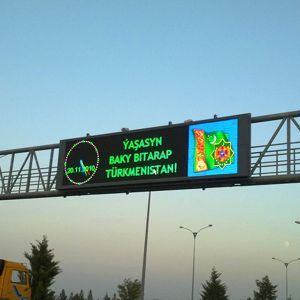 Quality City Roadside Variable Message Sign with 250-300m Viewing Distance &gt;120Hz Refresh Rate and 100,000 Hours Life Span VMS LED Display for sale