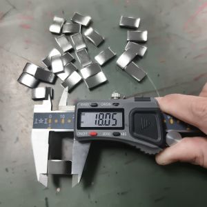 Two Sides Curved Strong Arc Neodymium Magnets Smooth Coating For Small Wind