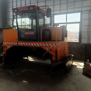 Mobile Crawler Type Compost Turner Machinery For Fertilizer Materials