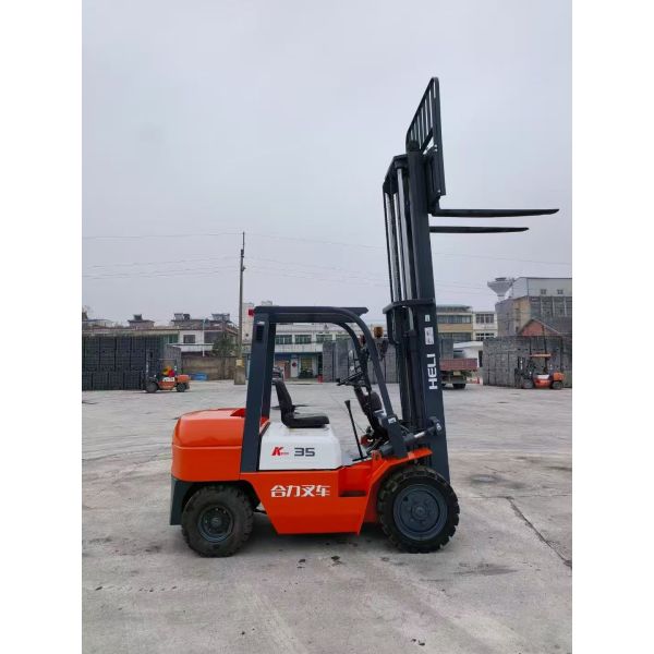 Used HELI K35 3.5-Ton Diesel Forklift in Red Three-stage Mast with Center Cylinder for Rigorous Logistics and Construction Sites
