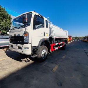HOWO 12CBM Mobile Fuel Truck New 4*4 Manual Transmission 4x2 Drive Wheel Oil