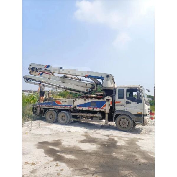 Used Heavy Equipment 2010 37m Zml Concrete Pump on Isu. Zu Truck Concrete Boom Pump
