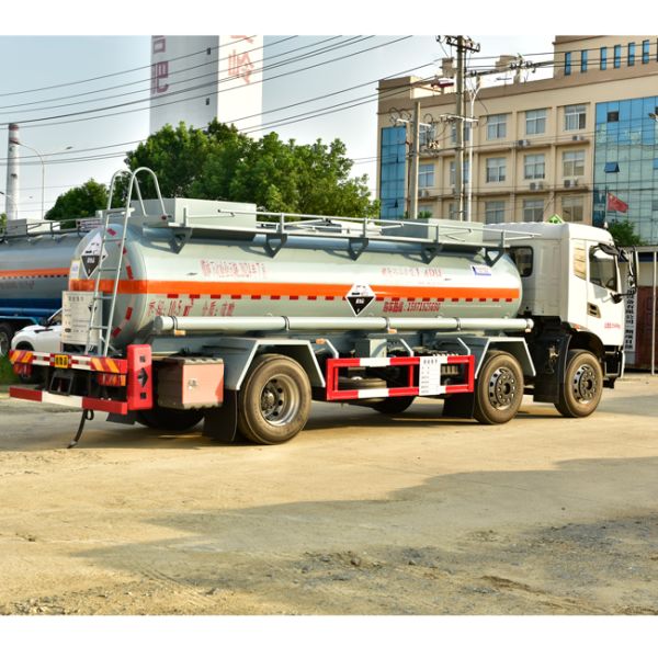 Dongfeng 8x4 23.5CBM Chemical Tanker Truck Fuel Tank Lorry With 270HP Engine