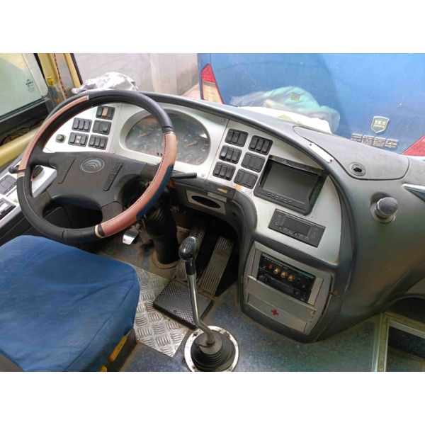 Young Tong Bus 51 Seats Golden Color Sealing Window EURO III 10.5 Meters Rear Engine Used Yutong Bus ZK6110