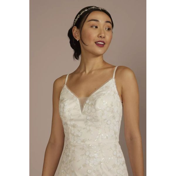 Exquisite Plus Size A-line Plunging Neckline V-neckline Zipper Spaghetti Strap White Lace Wedding Dress