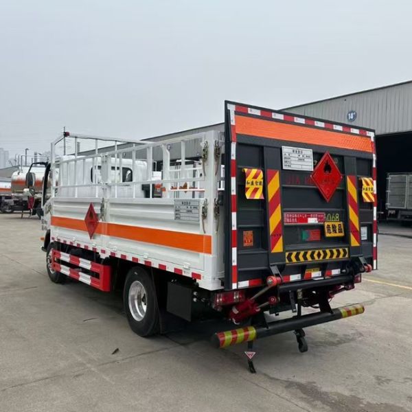 ISUZU 4X2 8 Tons Load Fence Cargo Truck Single Row Seat For Dangerous Goods