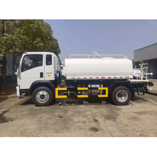 Good Quality HOWO 5000 Litres Water Tanker Truck Water Spray Watering Cart Water Truck