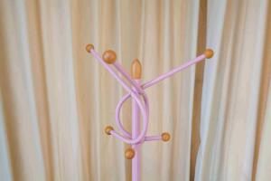 Quality Pink Metal Entryway Coat Rack With Umbrella Stand , 2.8kg Bedroom Jacket Hanger Stand for sale