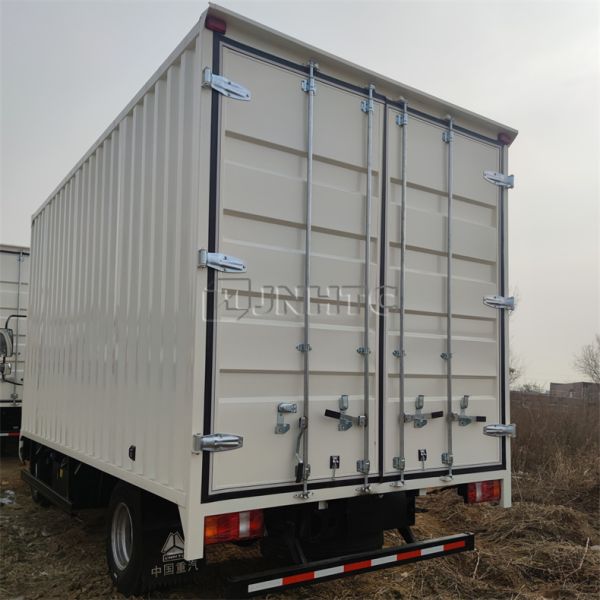 SINOTRUK HOWO LHD Box Truck Van Cargo Truck 6 Tons 116hp