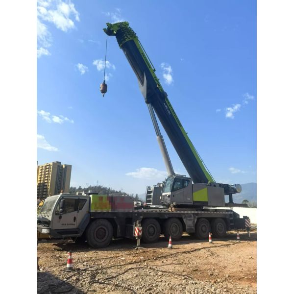 Seven-Arm Crane Jib ZAT2000V 2021 Years Zoomlion Mobile Crane 200 Tons for Heavy-Duty Construction Projects
