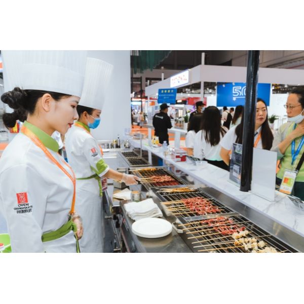 Commercial Teppanyaki Grill Table with 500*400mm Cooking Size 50-300℃ Temperature Range and 5KW Power for Restaurants and Hotels