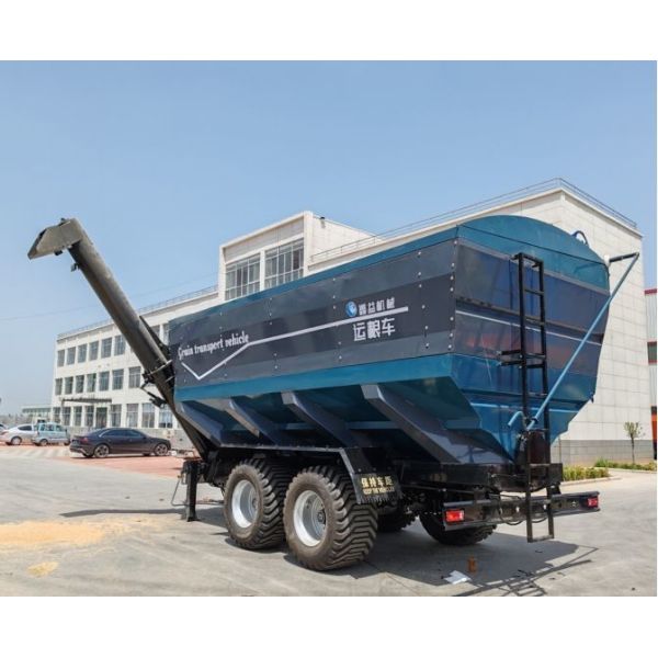 Transport Truck Grain Cart Carrier Truck Transports Grain and Fertilizer