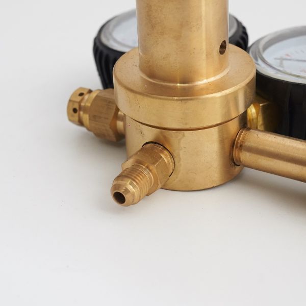 Secure Carbon Dioxide Welding Regulator with Safety Structure and Voltage Regulation