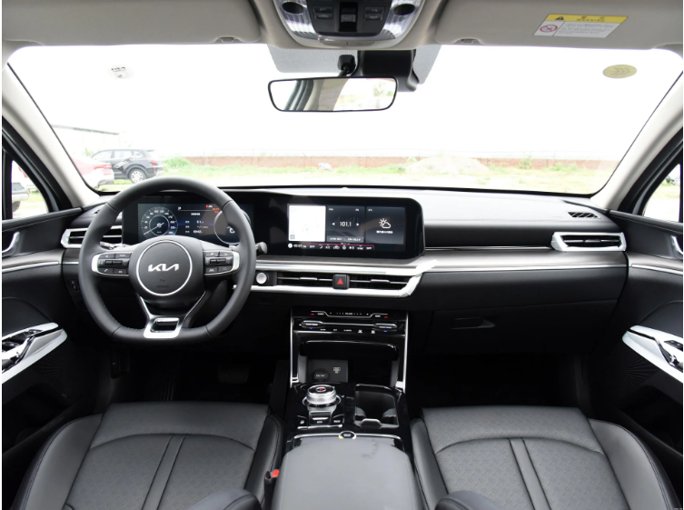 Kia K5 Sedan 4 Doors 5 Seats Left Steering Gasoline Cars 176kw Maximum Speed 220 Power