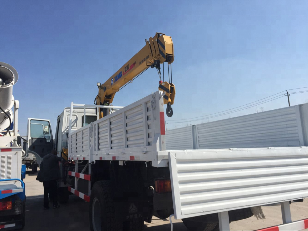 Mini 4x2 5 Ton Truck Mounted Hydraulic Crane , Telescopic Mobile Crane ZZ116M4611W Chassis