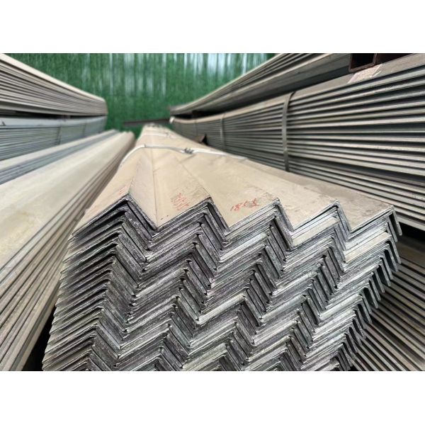 Invoicing by actual weight Hot dip galvanized unequal Angle steel Tolerance ±1%