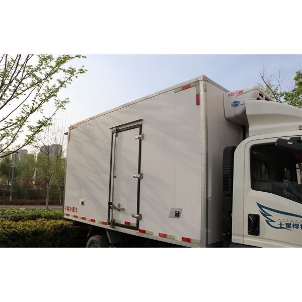 SINOTRUK HOWO 170 Horsepower 4X2 Cargo Box 4*2.3*2.3m Refrigerated Truck (EU1-5)for Cooling Pork Chicken Beef Water