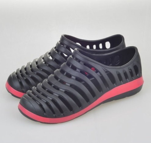 Buy Customized Color Garden Clog Slippers Wear Resistant Hollow Vamp Water Shoes at wholesale prices