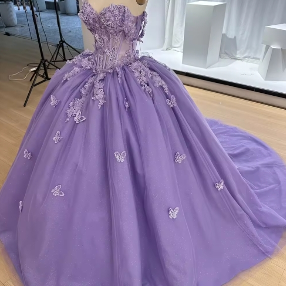 Elegant Off-the-shoulder Ball Gown Sweetheart Neck Court Train Appliqued Lace Girls Long Lilac Tulle Quinceanera Dress