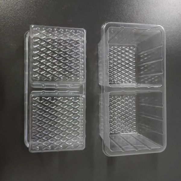 Clear PET cookie container with 6 compartments