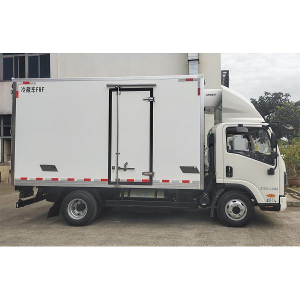 Jianghuai Weiling M6 3.0 L 129 Horsepower CNG 4X2 4.05 m Refrigerated Truck