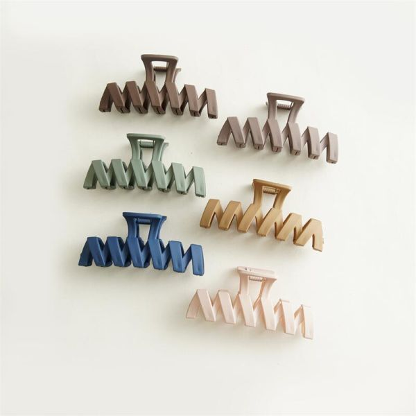 Large resin M spiral hair grip clip Korean temperament hairpin hair accessories shark clip headwear spot wholesale