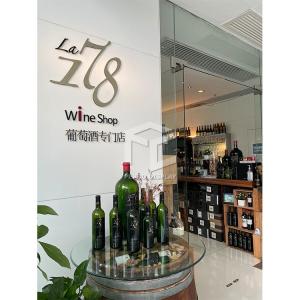 EPE Foam Packaging Wine Display Cabinet 16mm Thick Selectable MDF