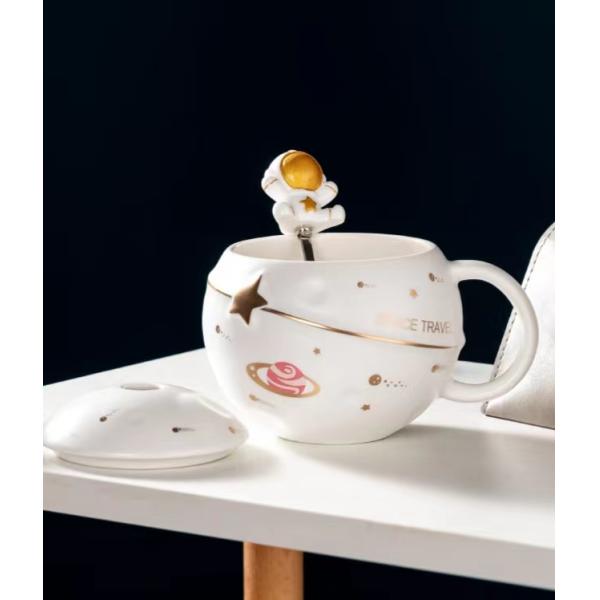 Hot Selling Wholesale 400ml Creative 3D Space ball shape Porcelain ceramic astronaut coffee cup mug with lid and spoon