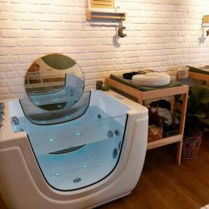 Freestanding acrylic Whirlpool Jetted Massage Bathtub Baby Swimming Pool Bathtub