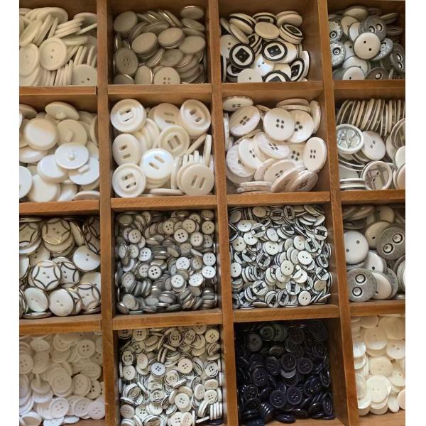 10mm 11.5mm 12.5mm custom brand 4 holes polyester resin material man shirt buttons with LOGO